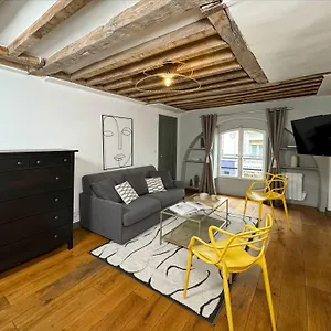 https://1596-le-marais-cosy-apartment.fr-paris.fr